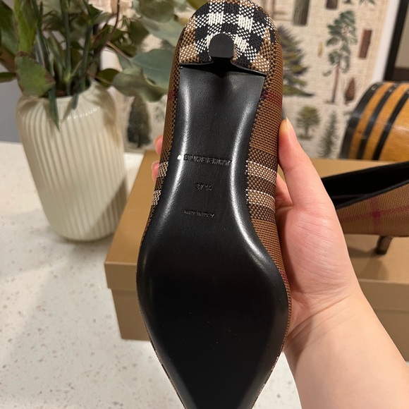 Burberry Vintage Check Point-Toe Pumps - Picture 4 of 6